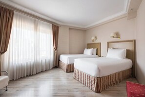 Twin Room | Minibar, in-room safe, desk, laptop workspace - Crisol Almirante Bonifaz (Burgos)