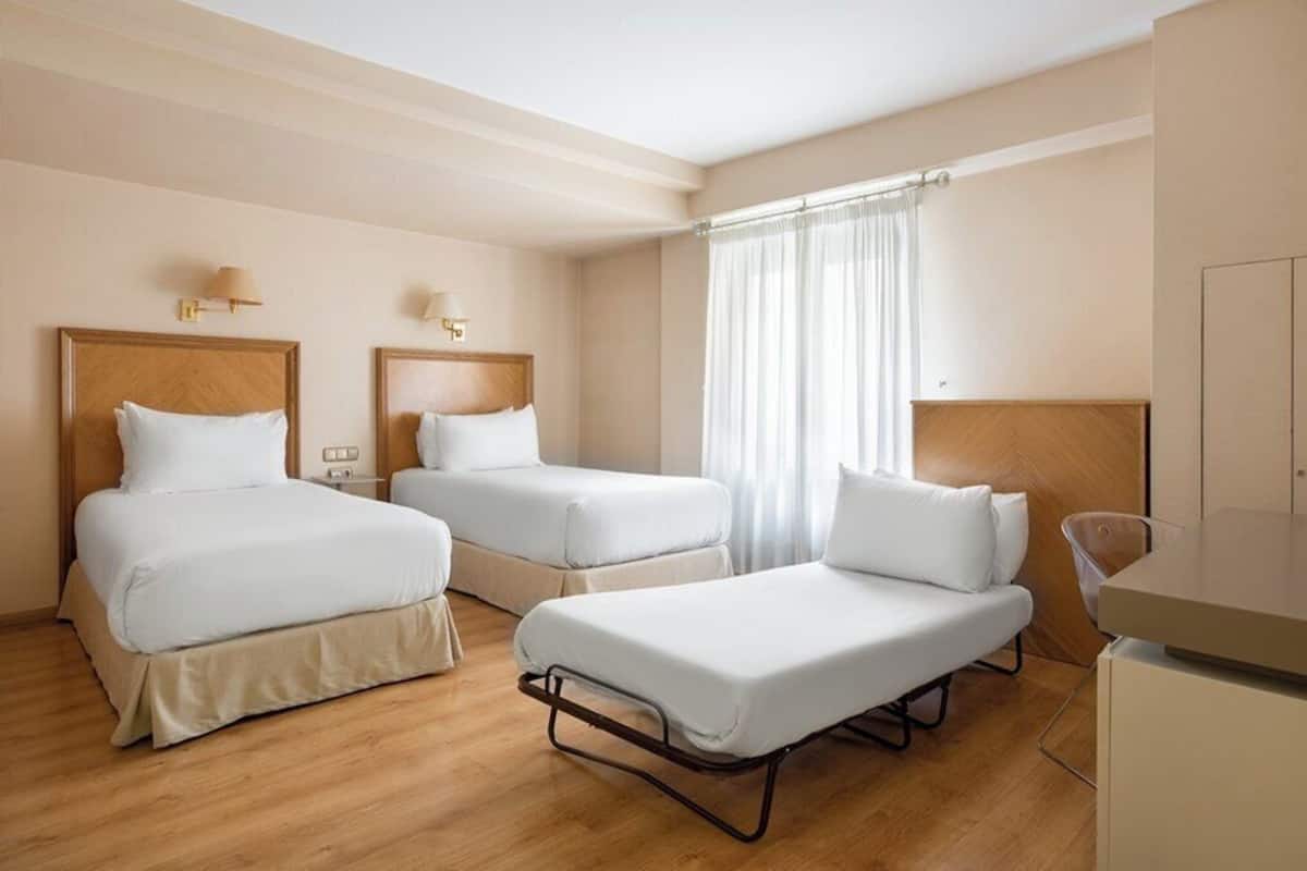 Double Room, 3 Single Beds (1 Child)