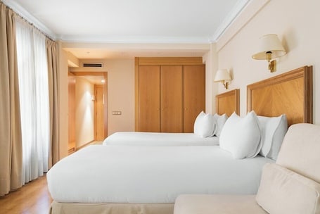 Quadruple Room | Minibar, in-room safe, desk, laptop workspace. Crisol Almirante Bonifaz