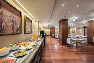Se ofrece un desayuno bufé todos los días (por un coste adicional)