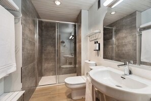 Twin Room | Minibar, in-room safe, desk, laptop workspace