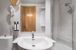 Minibar, coffres-forts dans les chambres, bureau