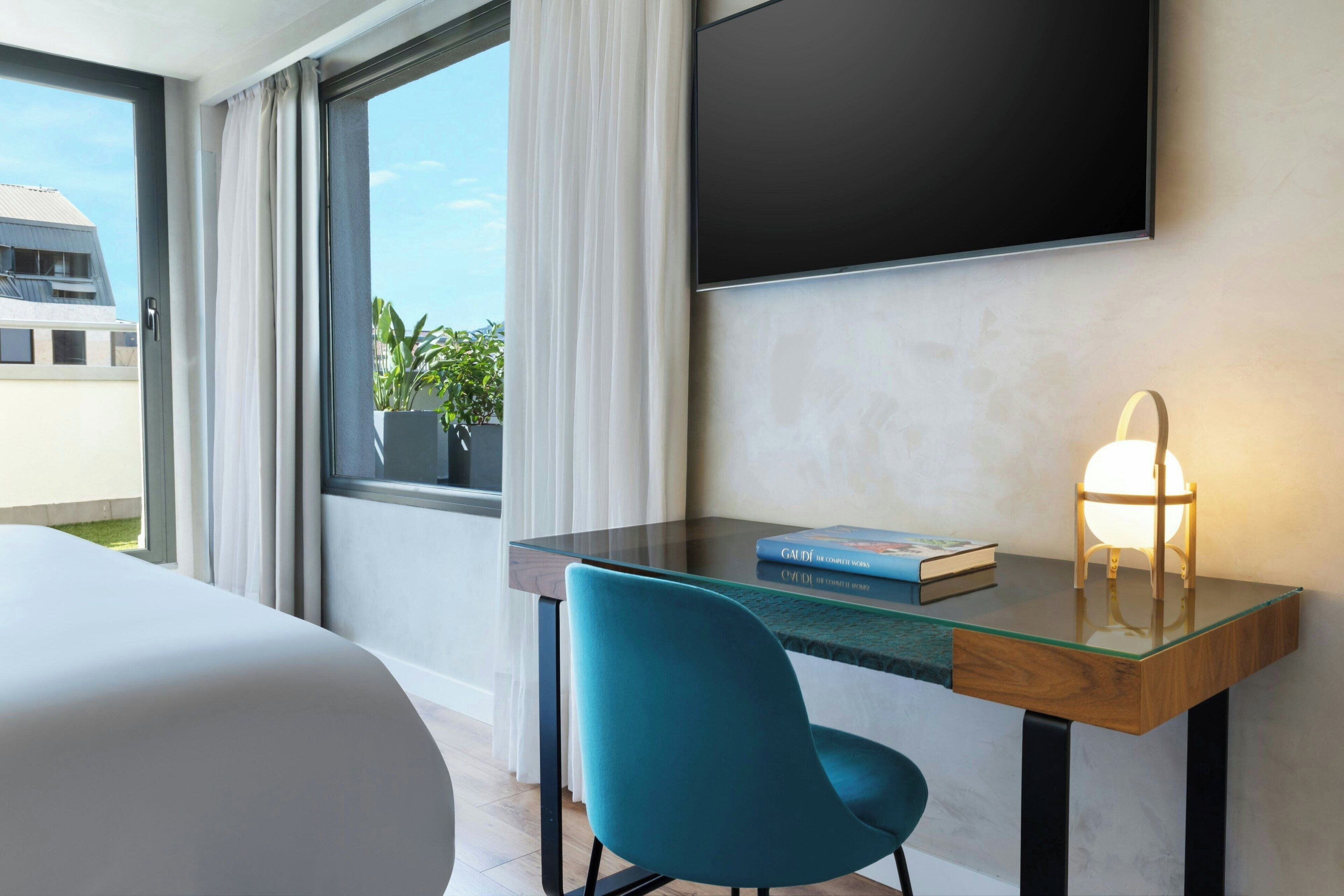 1 bedroom, hypo-allergenic bedding, pillow-top beds, free minibar