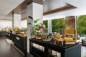 Desayuno buffet (EUR 24 por persona) 