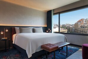 Hypo-allergenic bedding, pillowtop beds, free minibar, in-room safe