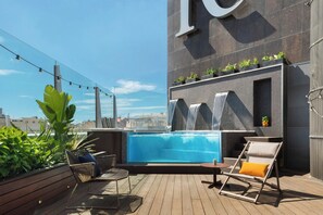 Seasonal outdoor pool, open 8:00 AM to 7:00 PM, pool loungers