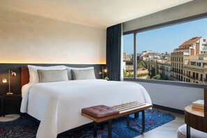 Hypo-allergenic bedding, pillow-top beds, free minibar, in-room safe - Renaissance Barcelona Hotel (Barcelona)