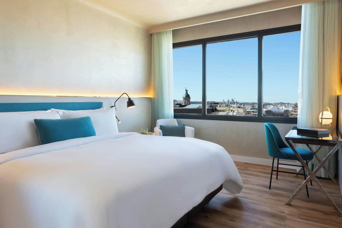 Chambre supérieure, 1 très grand lit | Vue sur la ville