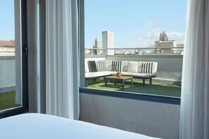 Hypo-allergenic bedding, pillowtop beds, free minibar, in-room safe
