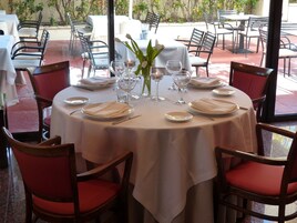 Se sirven desayunos y cocina mediterránea (con vistas al jardín) 