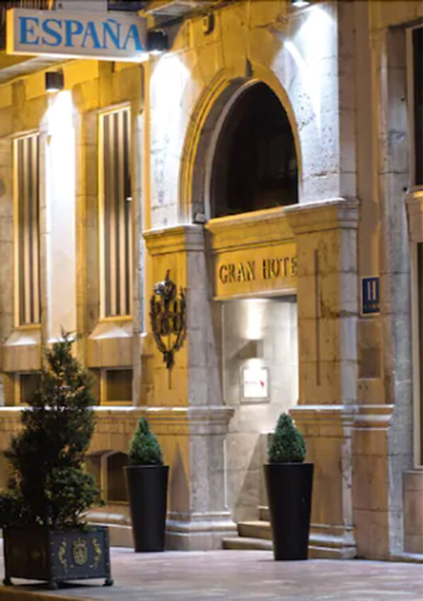 Property entrance - Gran Hotel España (Oviedo)