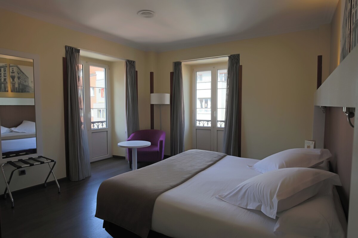 Hypo-allergenic bedding, minibar, in-room safe, desk