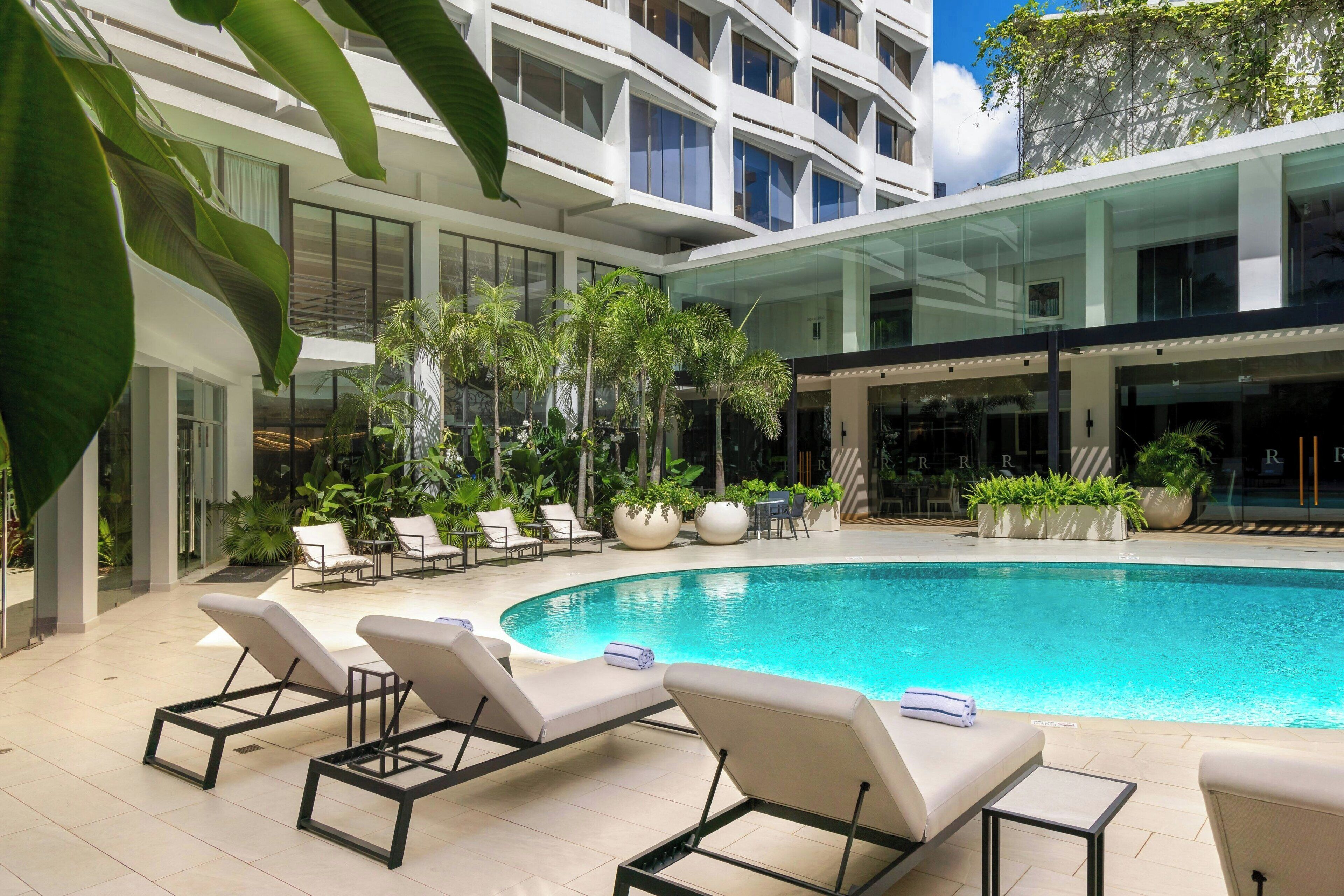 Piscine extérieure, cabanons gratuits, parasols de plage