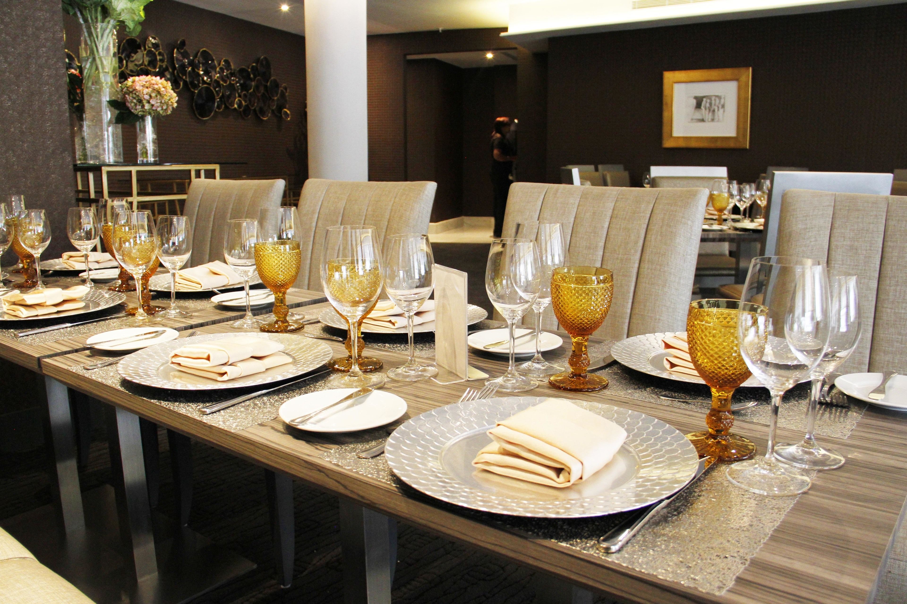 Frokost, lunsj og middag serveres, utsikt mot bassenget