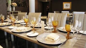 Frokost, lunsj og middag serveres, utsikt mot bassenget