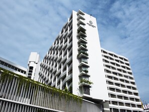 A modern hotel building with a prominent sign, multiple balconies, and a clear sky. - Renaissance Panama City Hotel  (Panama City)