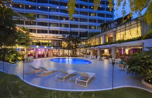 Una piscina al aire libre, cabañas de piscina gratuitas, sombrillas