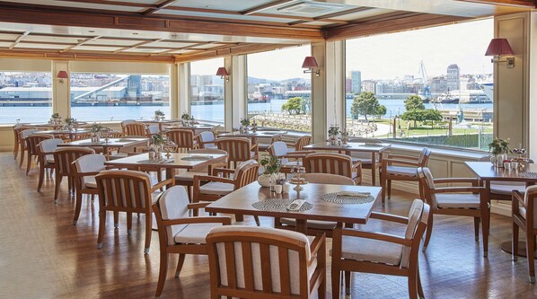 Cocina internacional con vista al mar 