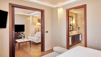 Minibar, brankas, meja kerja, dan tirai kedap cahaya