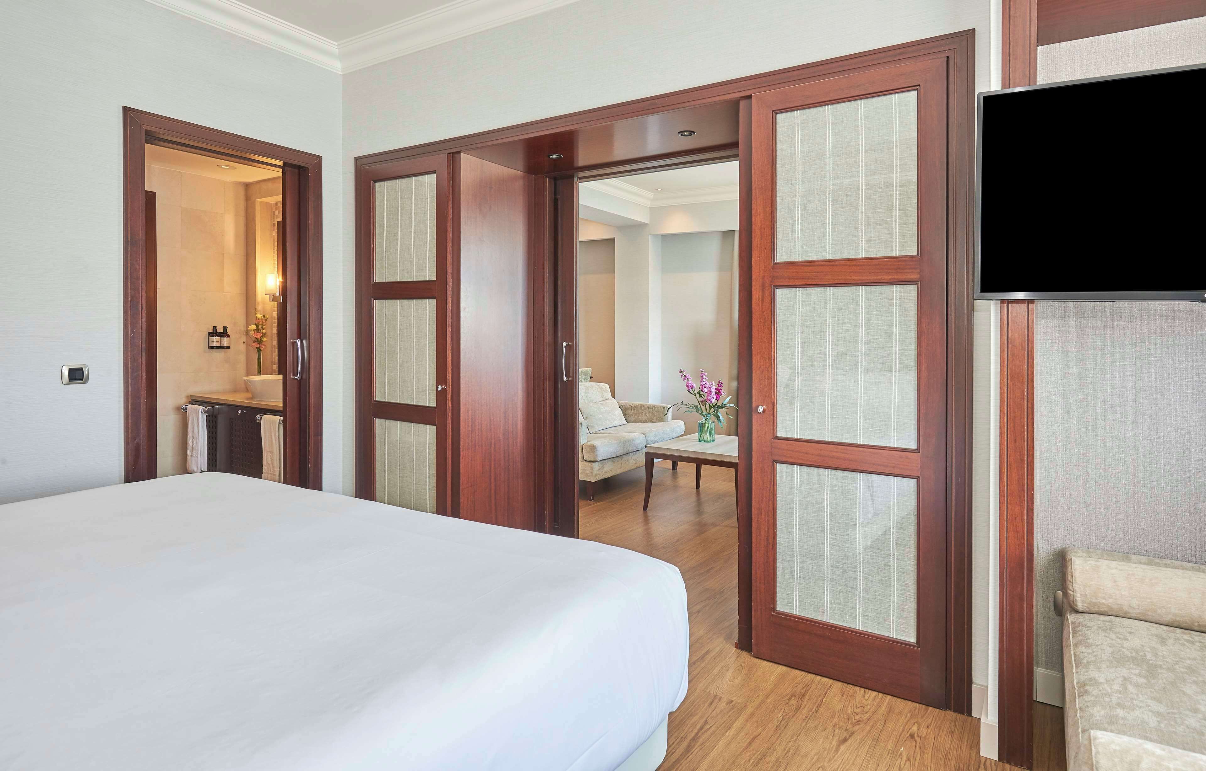 Minibar, caja de seguridad en la habitación y escritorio 