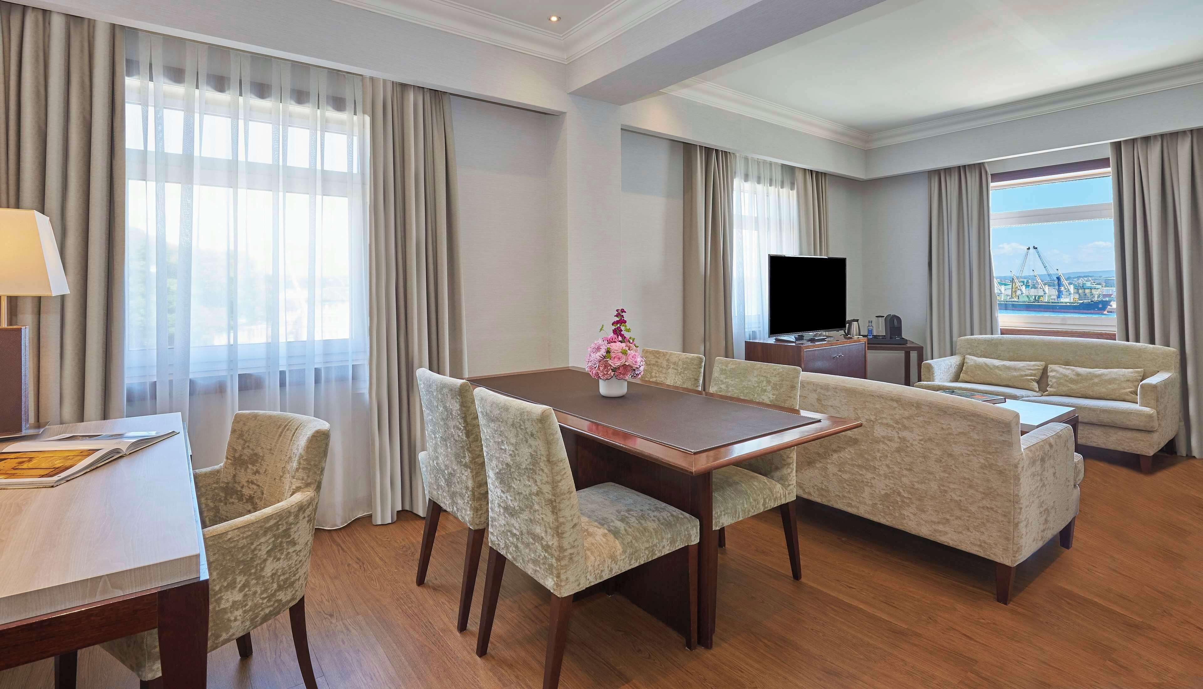 Minibar, caja de seguridad en la habitación y escritorio 