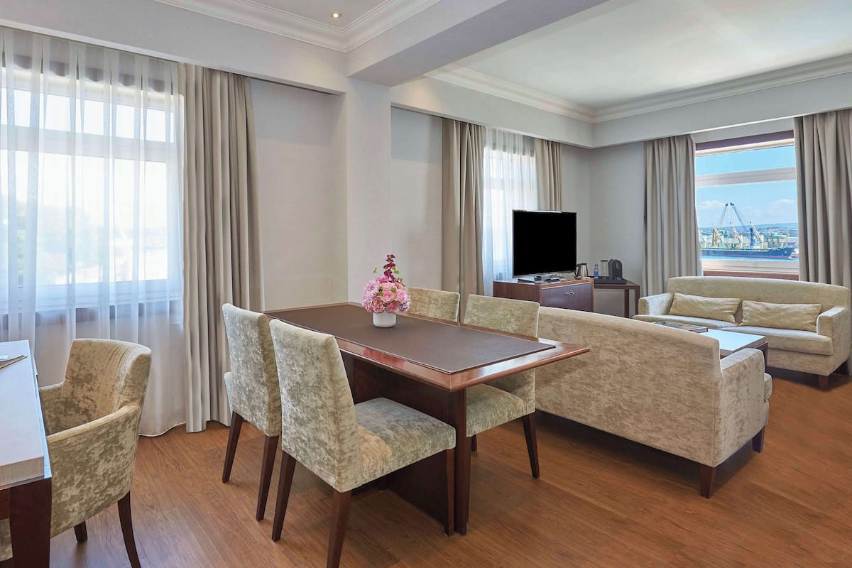 Minibar, in-room safe, desk, blackout drapes