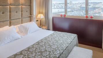 Minibar, Zimmersafe, Schreibtisch, Verdunkelungsvorhänge