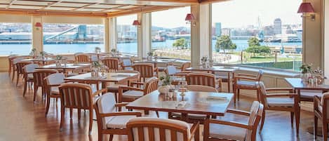 Cocina internacional con vista al mar