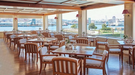 Cocina internacional, con vista al mar . Hotel NH Collection A Coruña Finisterre