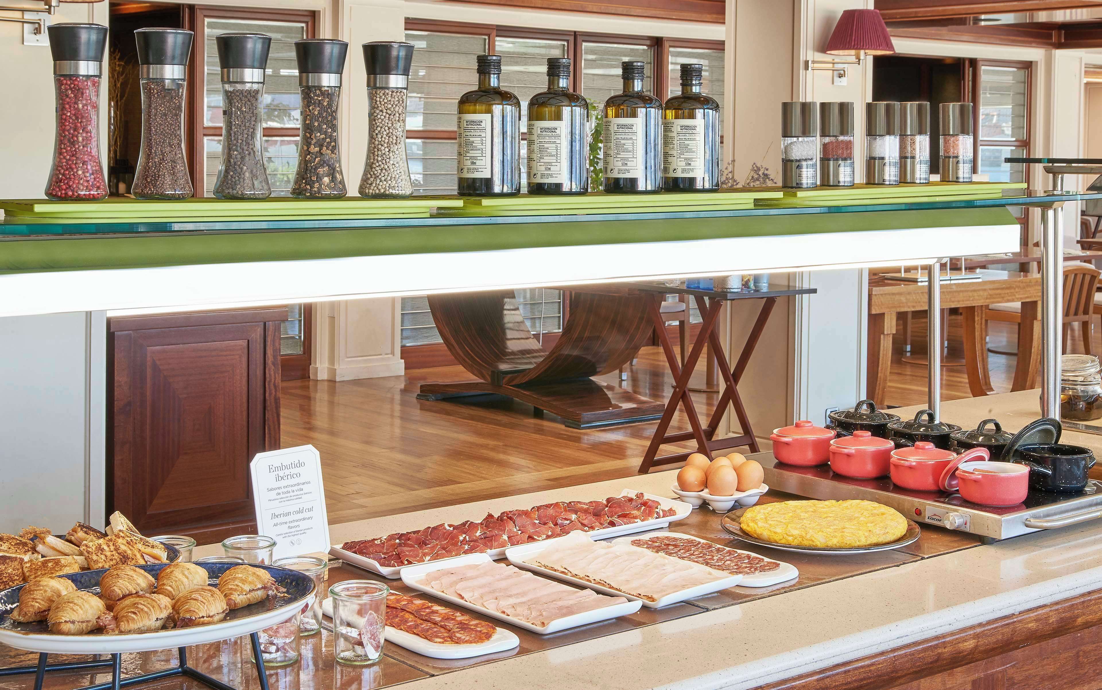 Un buffet de petit-déjeuner proposant une variété d’aliments, de condiments et d’ustensiles de cuisine.