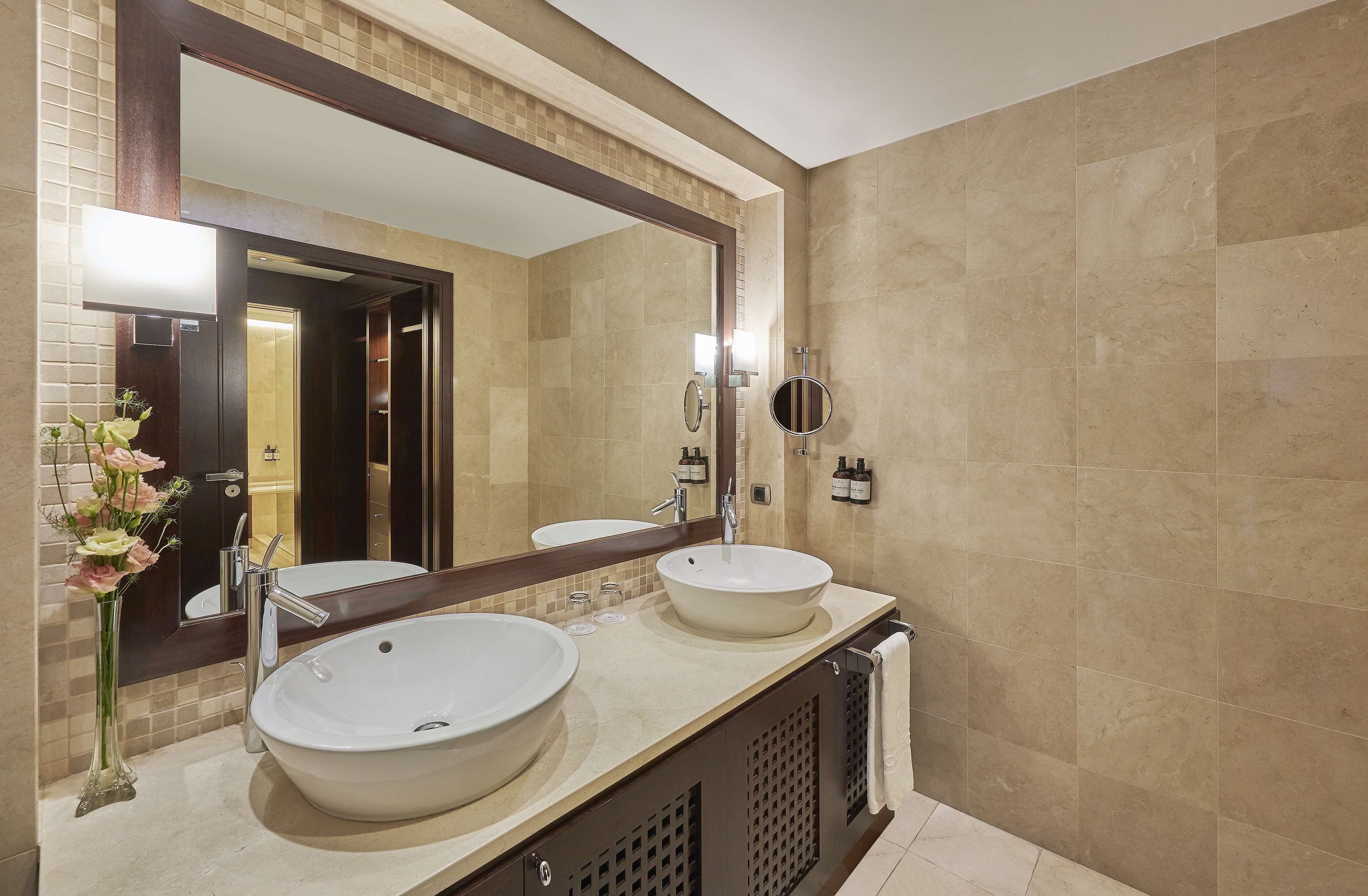 combined shower/bathtub, eco-friendly toiletries, hair dryer