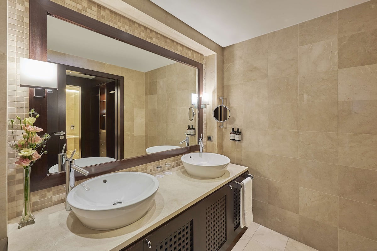 combined shower/bathtub, eco-friendly toiletries, hair dryer