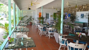 Café da manhã completo todos os dias mediante uma taxa