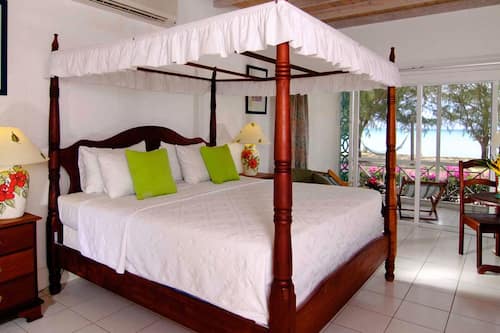 Premier Room, 1 King Bed | Premium bedding, pillow-top beds, in-room safe, desk