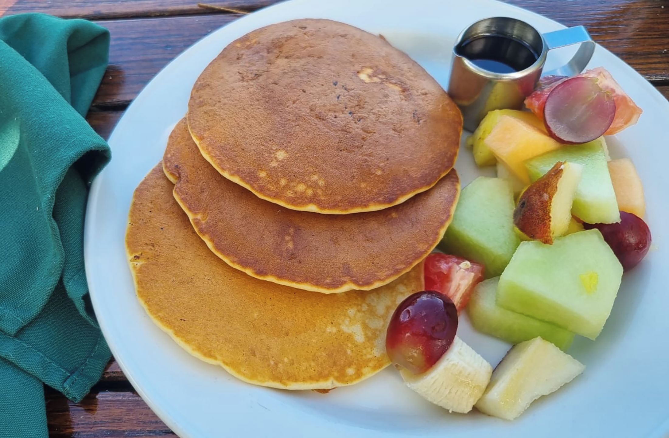 Une assiette de crêpes et de fruits.