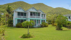 Rom – premier, 1 kingsize-seng | Sengetøy av topp kvalitet, senger med overmadrass og safe på rommet