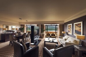 0B | Living area | Flat-screen TV, pay movies - Sun City Hotel and Casino (Moses Kotane)