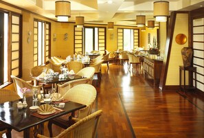 5 restaurantes; se sirven desayunos, comidas y cenas