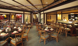 5 restaurants, breakfast, lunch, dinner served; local cuisine