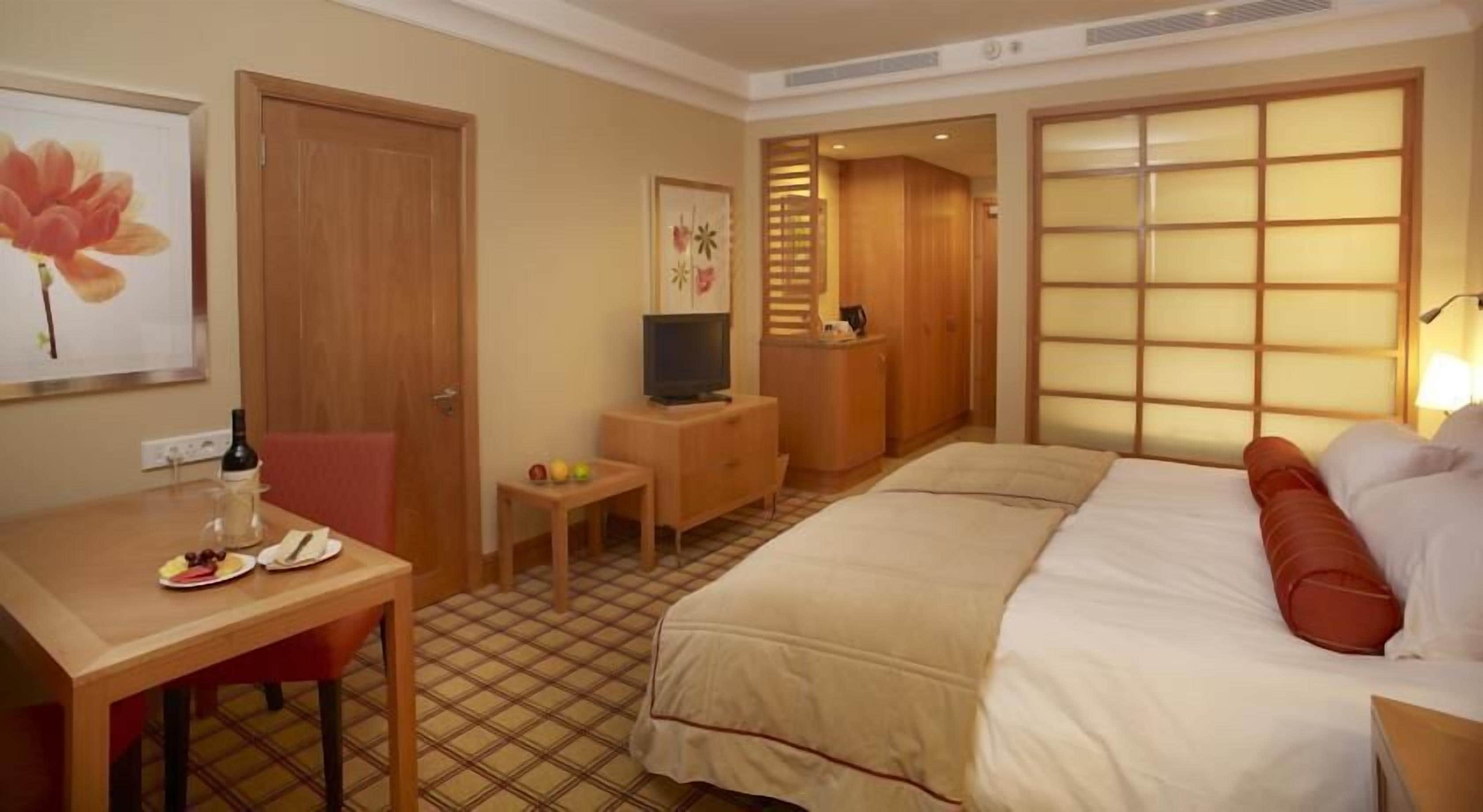 Minibar, caja de seguridad en la habitación y escritorio 