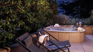 A hot tub with two lounge chairs, surrounded by greenery. - Hotel Balmes, a member of Preferred Hotels & Resorts (Barcelona)