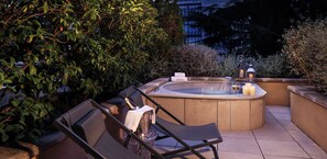Deluxe-Doppelzimmer, Terrasse | 1 Schlafzimmer, Minibar, Zimmersafe, kostenlose Babybetten