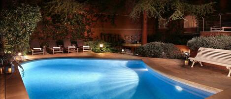 Seasonal outdoor pool, sun loungers