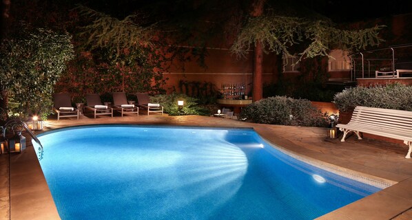 Piscina externa sazonal, espreguiçadeiras