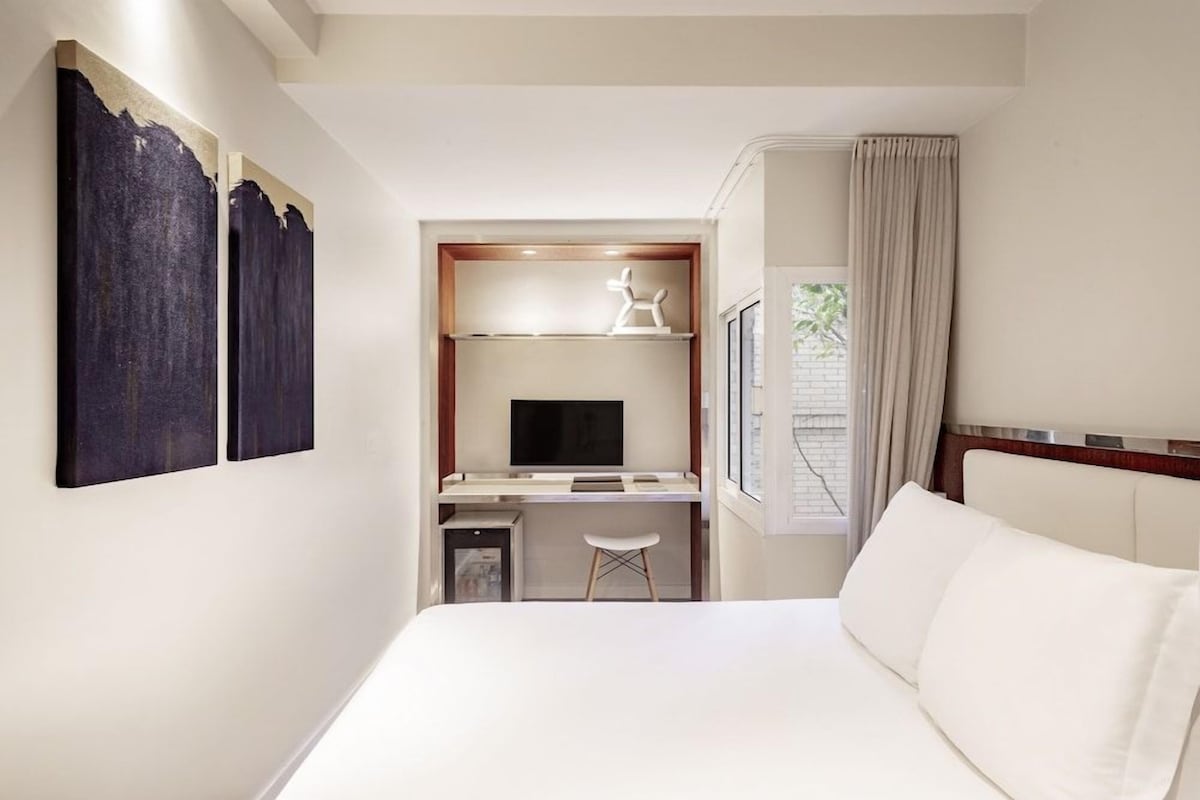 ミニバー、セーフティボックス (室内)、WiFi (無料)、ベッドシーツ