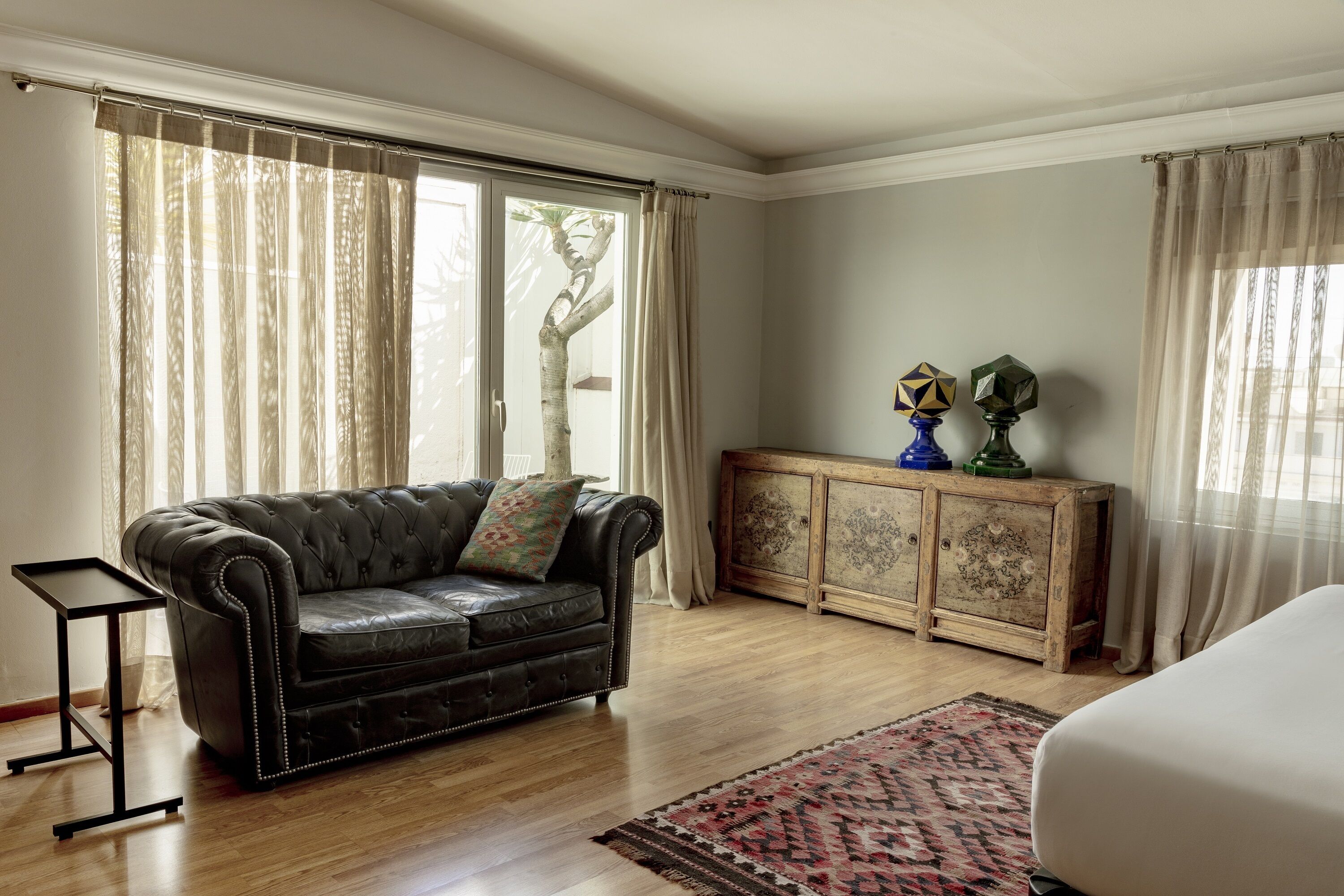 Sviitti | Minibaari, tallelokero huoneessa, ilmainen Wi-Fi, vuodevaatteet