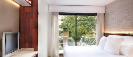 Dobbeltrom – deluxe, terrasse | Minibar, safe på rommet, wi-fi (inkludert) og sengetøy