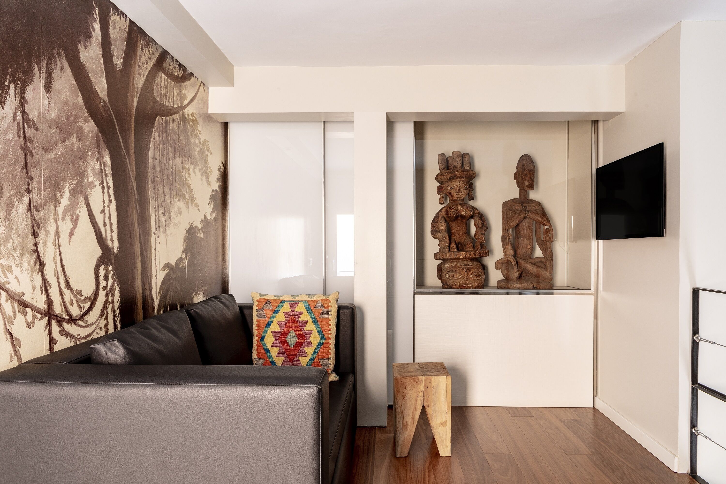 suite | living area | flat-screen tv