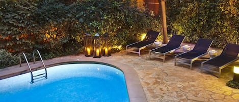 Piscina a l'aire lliure de temporada i gandules