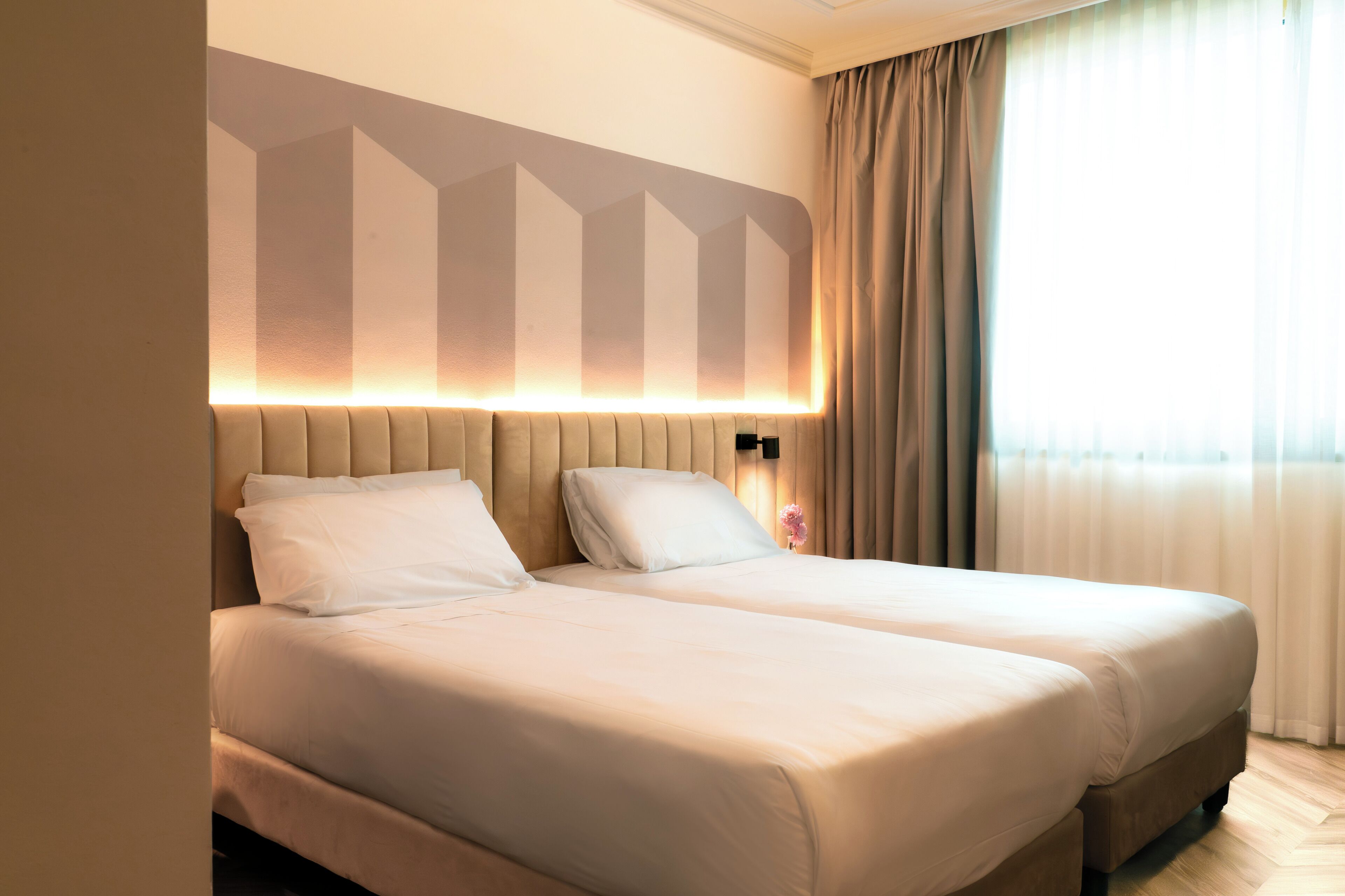 Cubrecamas, minibar y caja de seguridad en la habitación 